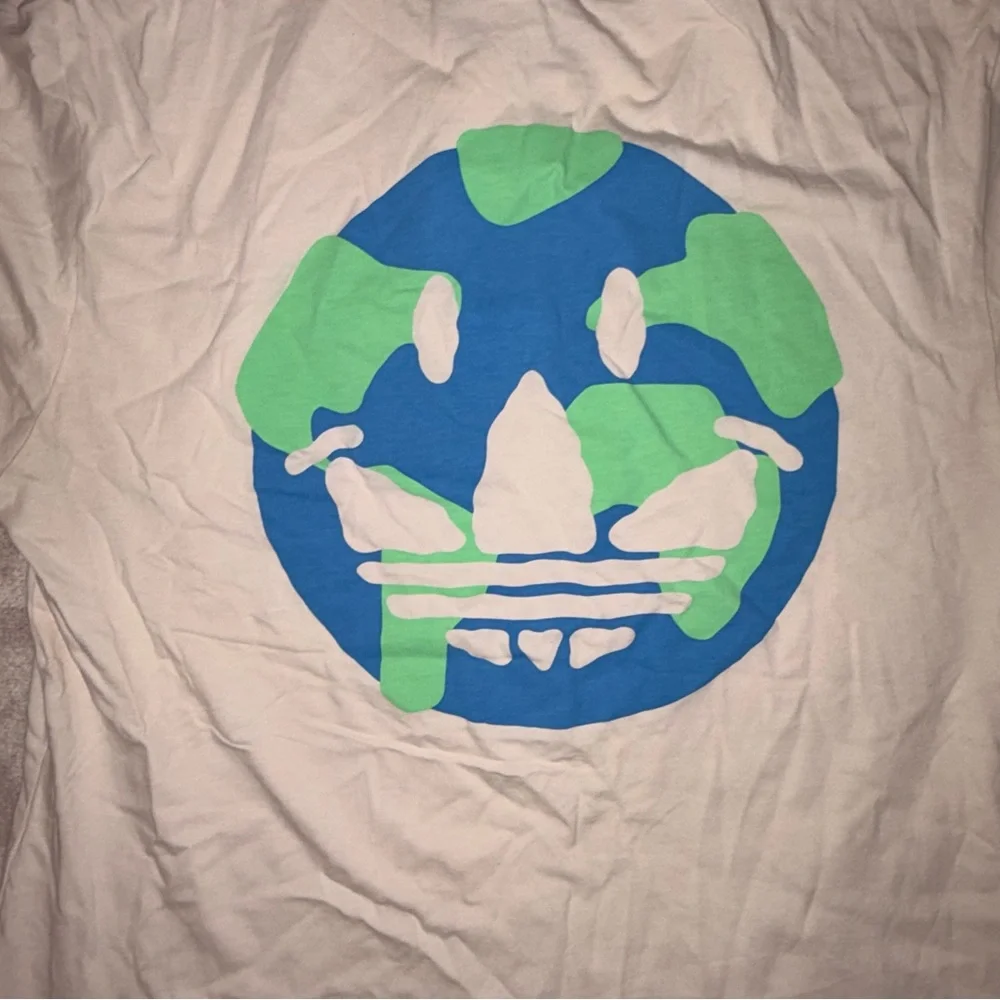 Adidas Originals graphic earth smiley boyfriend fit t shirt S - Picture 6 of 6